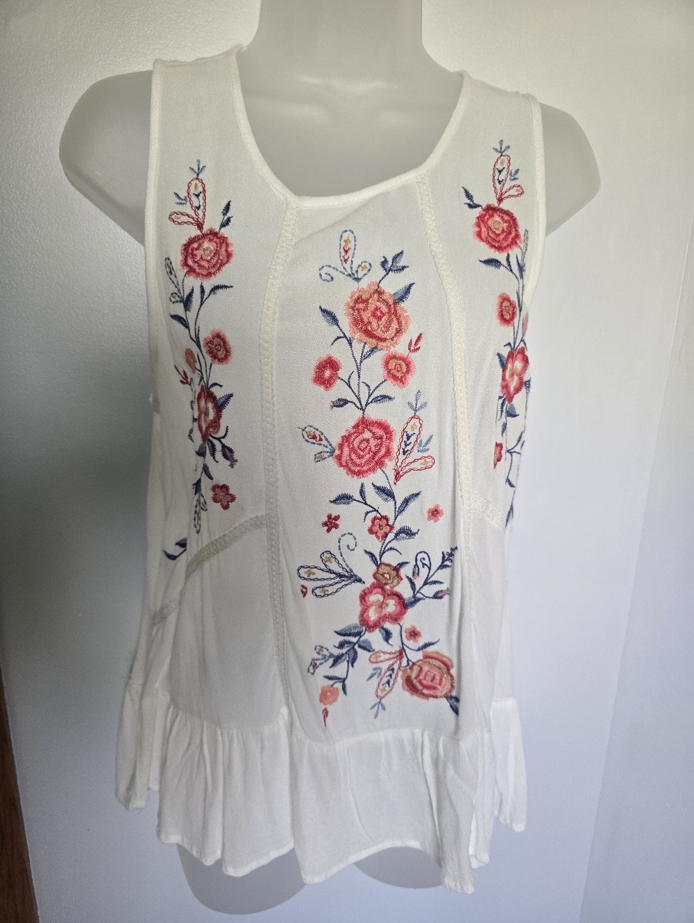 NWOT Xhilaration white sleeveless Embroidered Floral Tank Top Womens Size Medium - Picture 2 of 12